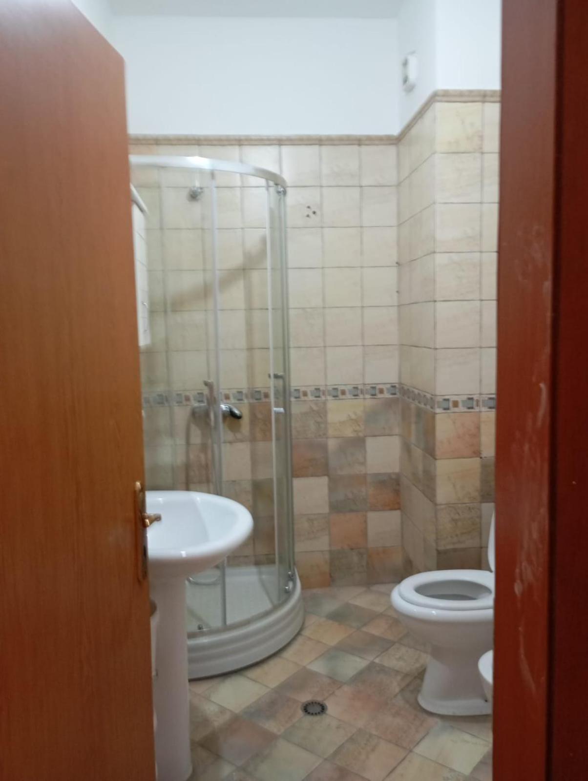Royal 3 Hostel Tirana Extérieur photo
